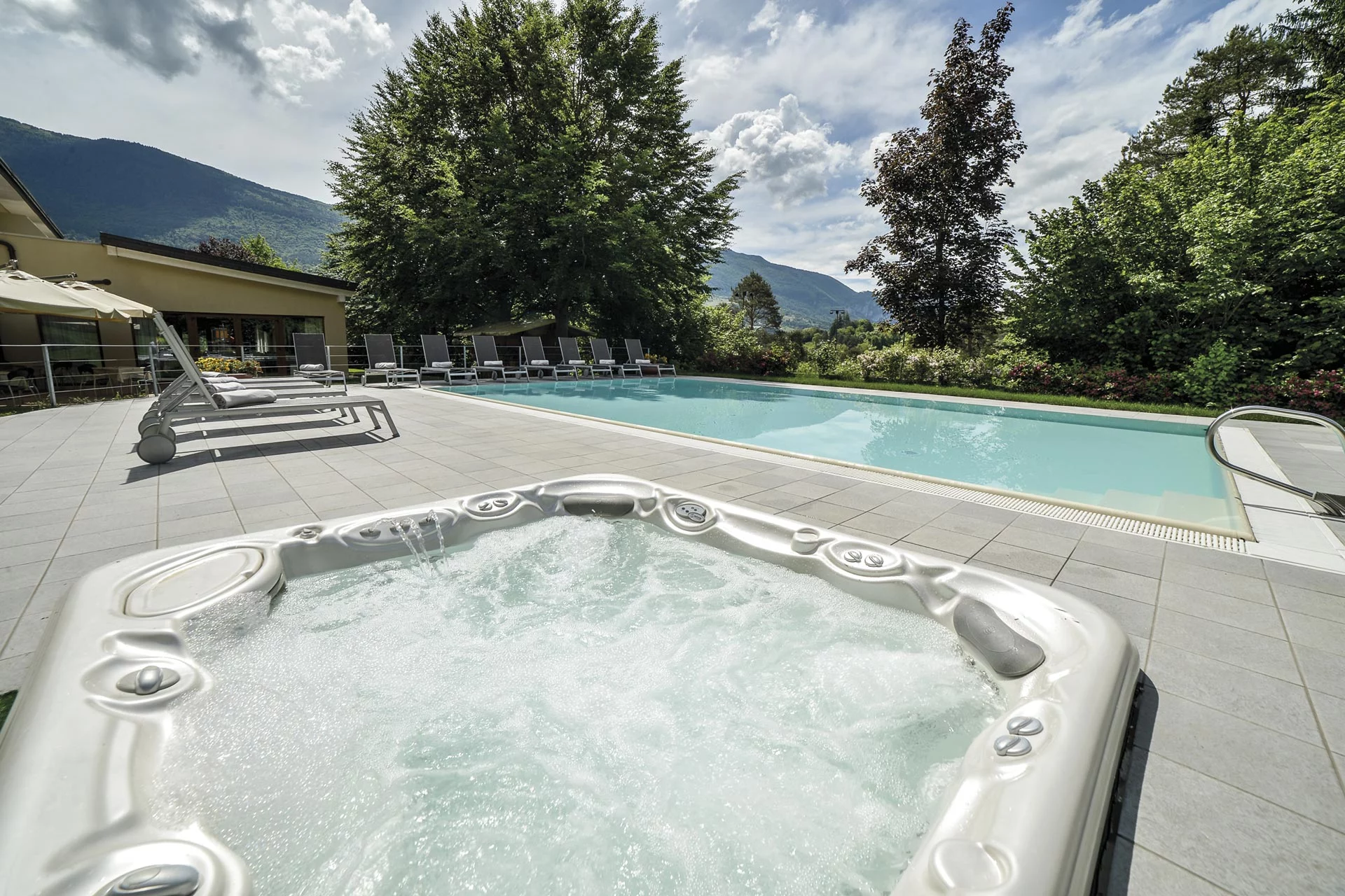 Giardino con piscina | Vital Hotel Flora