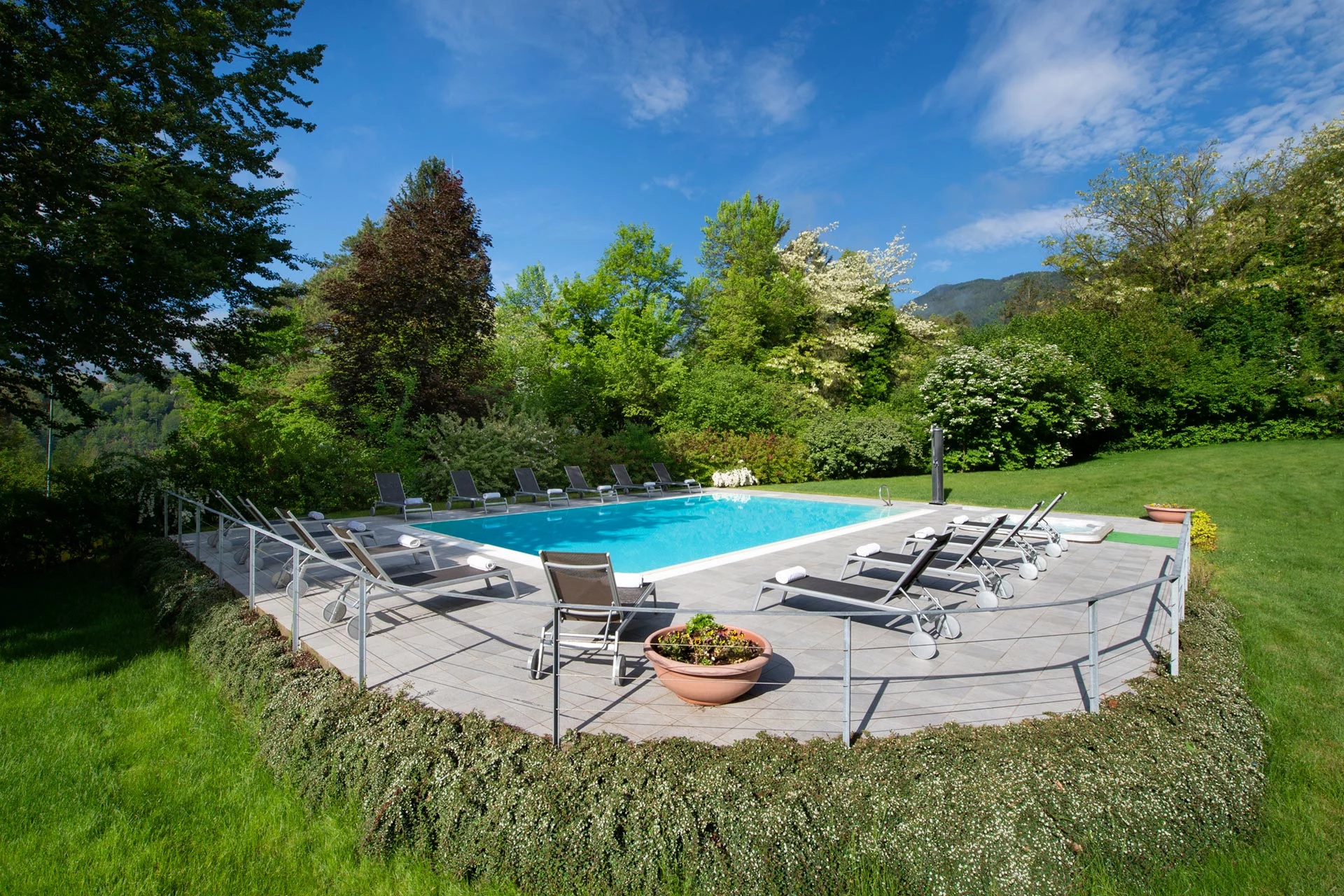 Giardino con piscina | Vital Hotel Flora