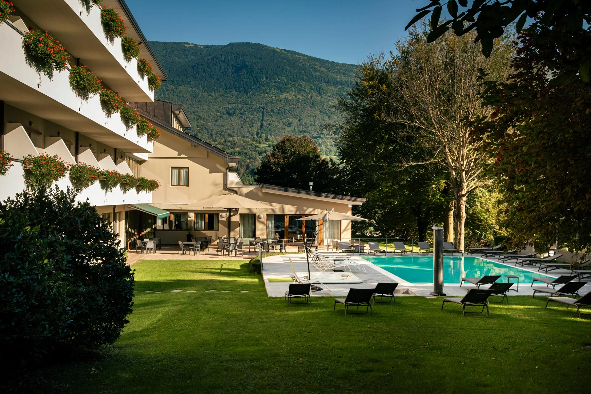 Giardino con piscina | Vital Hotel Flora